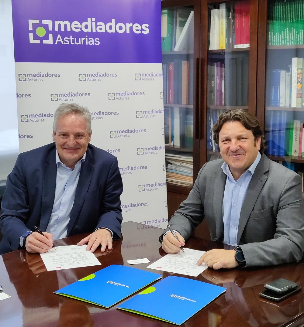 El presidente del Colegio de Mediadores de Seguros de Asturias, Reinerio Sarasúa y el director general Territorial Noroeste de MAPFRE, Luis Carlos Tortajada, 