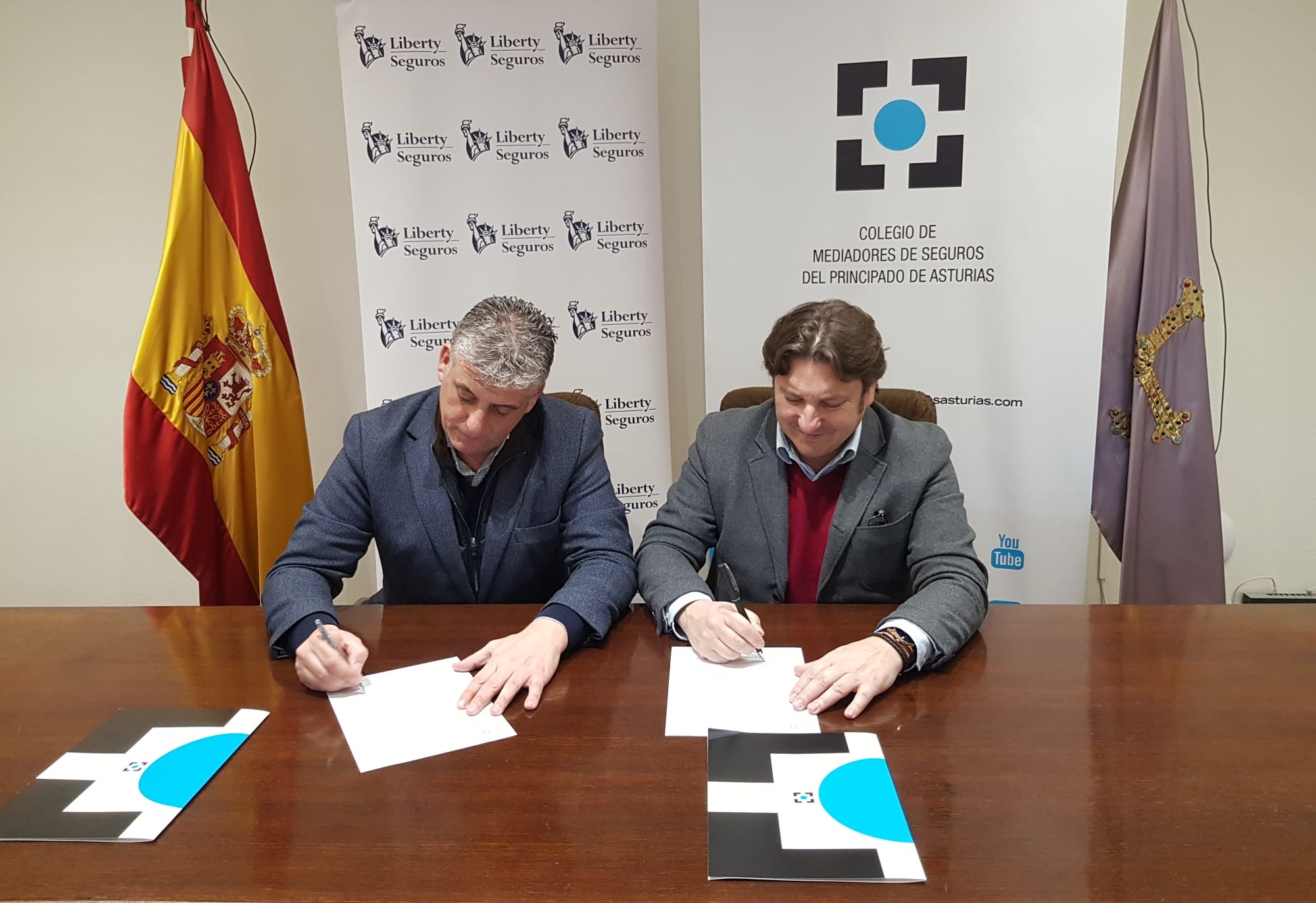 Firma colaboración Colegio de Mediadores de Seguros de Asturias y Liberty El presidente del Colegio de Mediadores de Seguros de Asturias, Reinerio A. Sarasúa Serrano, y el director comercial de Liberty, Alberto Negrete, firman la renovación del protocolo de colaboración