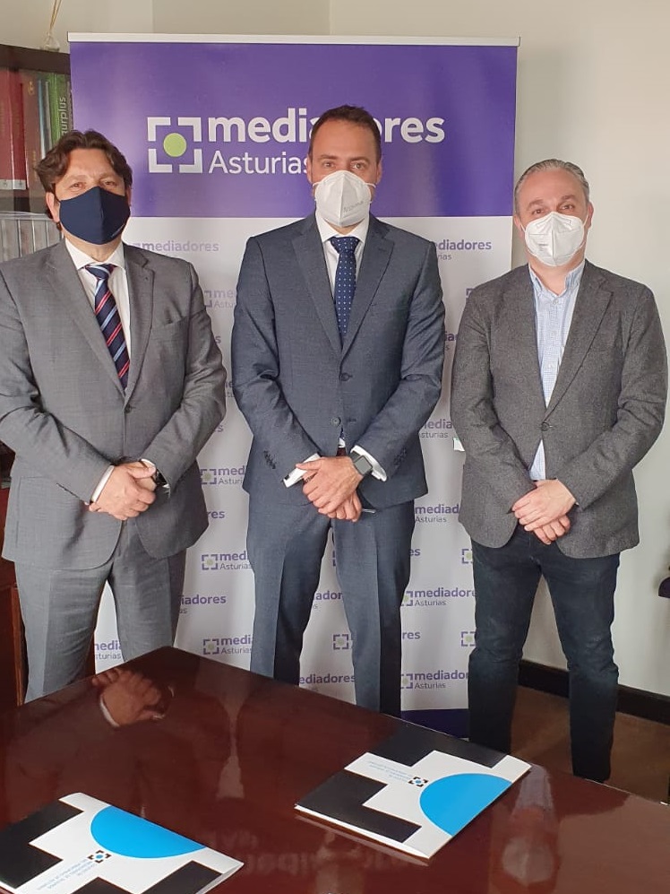 El presidente de Mediadores Asturias, Reinerio Saras&uacute;a; el director de la Zona Asturias-Cantabria-Le&oacute;n en Helvetia Seguros; y el vocal de la Comisi&oacute;n de Agentes de Mediadores Asturias, Jos&eacute; Luis Mart&iacute;nez Cordero.