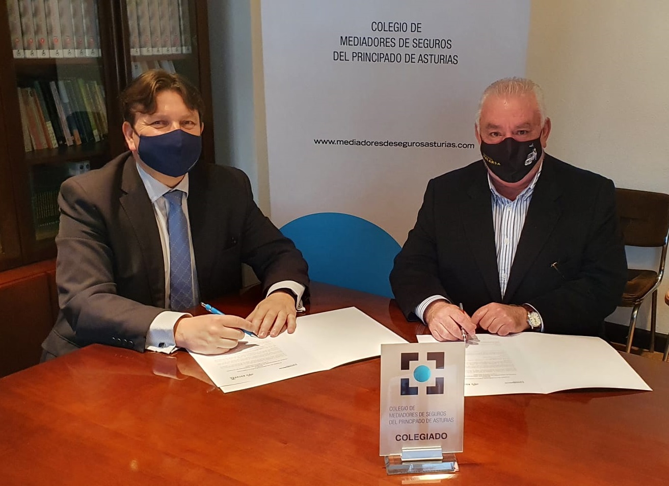 Reinerio Sarasúa, presidente de Mediadores Asturias, y Ricard Benasco, director Comercial de Ralarsa, firma acuerdo colaboración para el año 2021