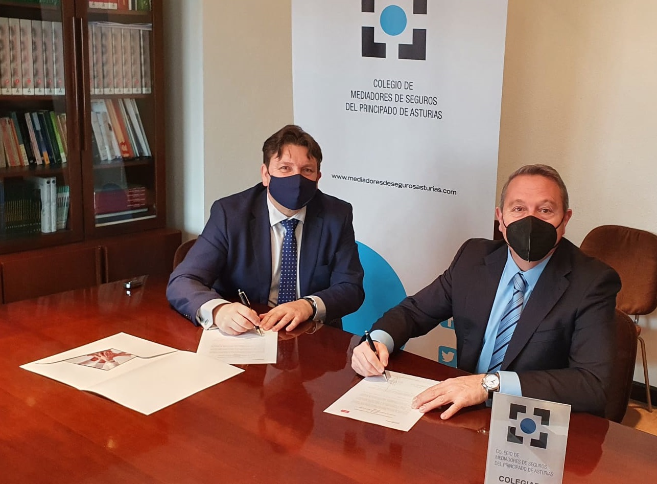 Firma renovación acuerdo colaboración entre Mediadores Asturias y MAPFRE para el año 2021 Reinerio Sarasúa, presidente de Mediadores Asturias, y Luis Gutiérrez Mateo, director general Territorial Mapfre Noroeste, firman el acuerdo de colaboración entre ambas entidades para el ejercicio 2021