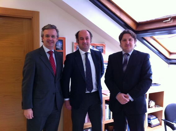 El Colegio de Mediadores de Asturias y AIG firman un protocolo de colaboración D. Reinerio Sarasúa Serrano y el Directo de Distribución Iberia de AIG, D. Jose María Aparicio Roca.
