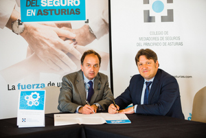 Benigno Tomé (DKV) y Reinerio Sarasúa (Colegio Mediadores de Seguros de Asturias). Firma Código Deontológico del Seguro del Principado de Asturias