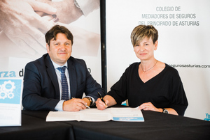 Silvia Ferrer (Mapfre) y Reinerio Sarasúa (Colegio Mediadores de Seguros de Asturias). Firma Código Deontológico del Seguro del Principado de Asturias