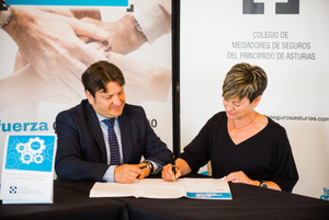 Silvia Ferrer (Mapfre) y Reinerio Sarasúa (Colegio Mediadores de Seguros de Asturias). Firma Código Deontológico del Seguro del Principado de Asturias