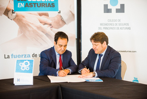 José Francisco Pérez (Plus Ultra) y Reinerio Sarasúa (Colegio Mediadores de Seguros de Asturias). Firma Código Deontológico del Seguro del Principado de Asturias