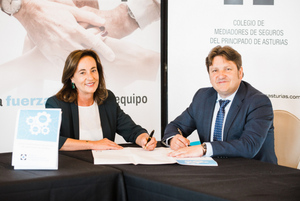 María Ángeles Fernández (Preventiva) y Reinerio Sarasúa (Colegio Mediadores de Seguros de Asturias). Firma Código Deontológico del Seguro del Principado de Asturias