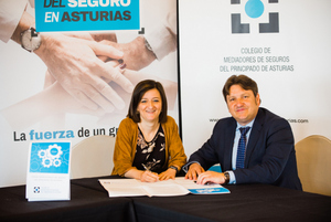 Mar Romero (AXA) y Reinerio Sarasúa (Colegio Mediadores de Seguros de Asturias). Firma Código Deontológico del Seguro del Principado de Asturias
