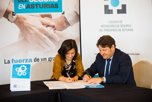 Mar Romero (AXA) y Reinerio Sarasúa (Colegio Mediadores de Seguros de Asturias). Firma Código Deontológico del Seguro del Principado de Asturias