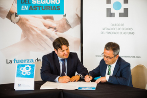Rafael Cómitre (Reale) y Reinerio Sarasúa (Colegio Mediadores de Seguros de Asturias). Firma Código Deontológico del Seguro del Principado de Asturias