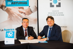 Fermín Caballero (Lagun Aro) y Reinerio Sarasúa (Colegio Mediadores de Seguros de Asturias). Firma Código Deontológico del Seguro del Principado de Asturias