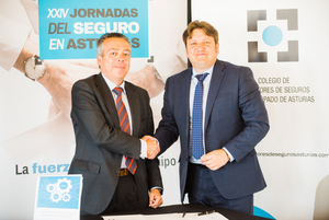 Fermín Caballero (Lagun Aro) y Reinerio Sarasúa (Colegio Mediadores de Seguros de Asturias). Firma Código Deontológico del Seguro del Principado de Asturias