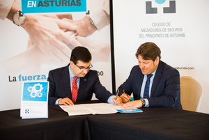 Luis Rubio (Asefa) y Reinerio Sarasúa (Colegio Mediadores de Seguros de Asturias). Firma Código Deontológico del Seguro del Principado de Asturias
