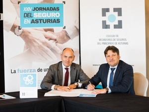 Roberto Cajide (Sanitas) y Reinerio Sarasúa (Colegio Mediadores de Seguros de Asturias). Firma Código Deontológico del Seguro del Principado de Asturias