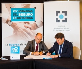 Roberto Cajide (Sanitas) y Reinerio Sarasúa (Colegio Mediadores de Seguros de Asturias). Firma Código Deontológico del Seguro del Principado de Asturias